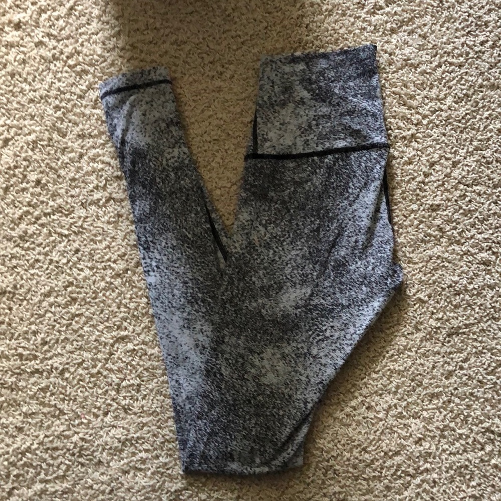 Like NEW lululemon 🍋 wunder undera!!! Sz6